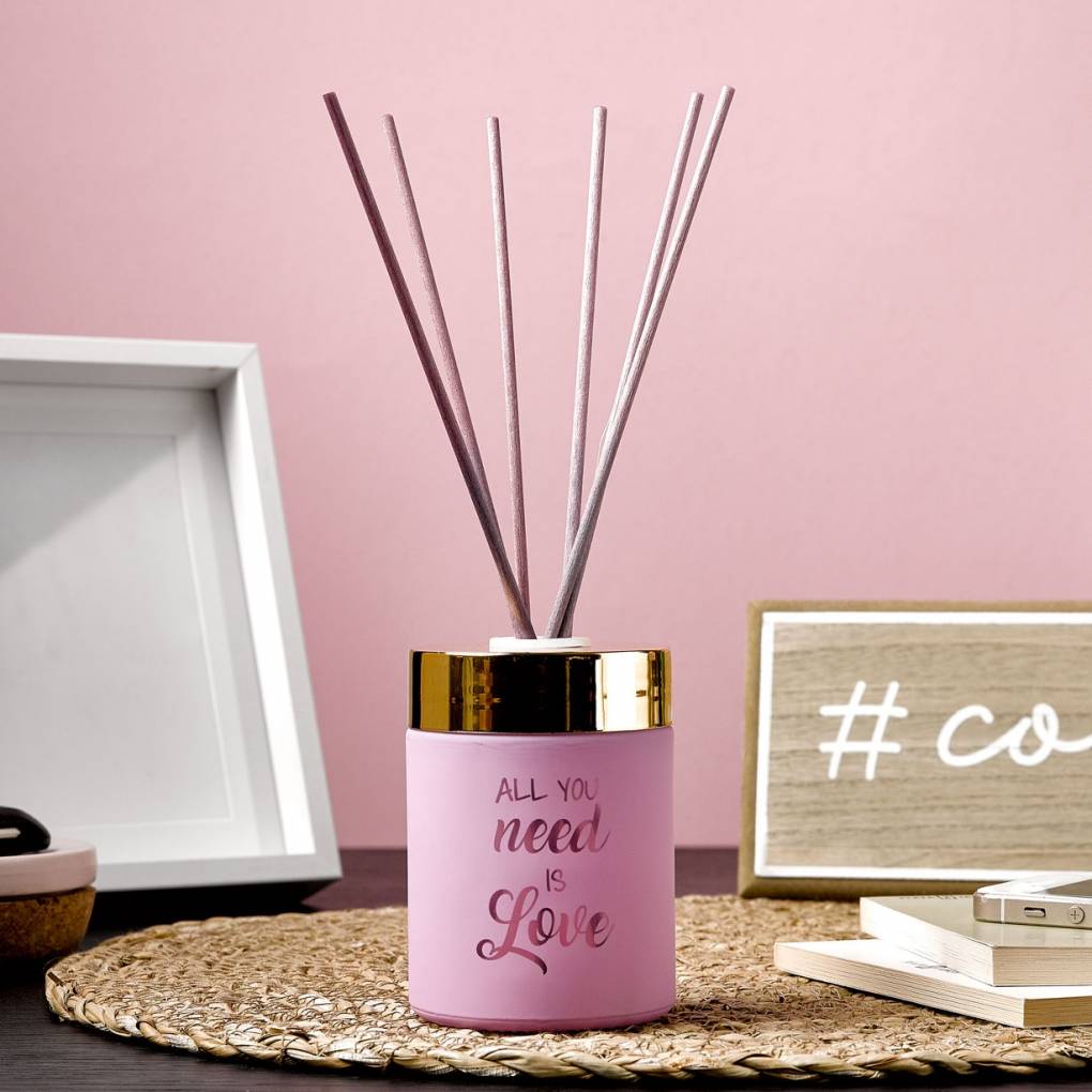 camera cu mesaje parfumat all you need is love